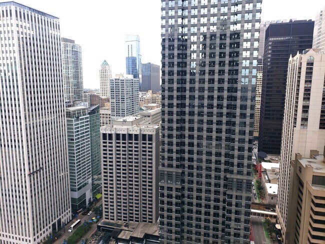 Foto del edificio - 300 N State St