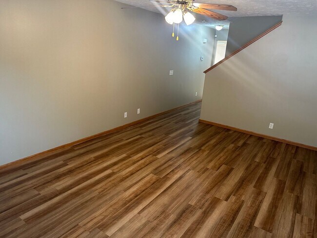 Building Photo - South Lincoln Townhouse with 4 bedrooms, 2...