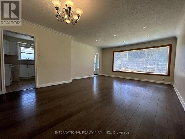 Building Photo - 437 Paliser Crescent N