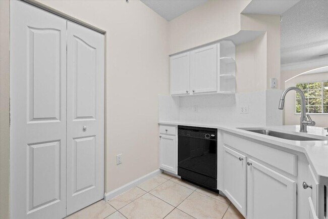 Foto del edificio - 6203 Myrtlewood Cir W