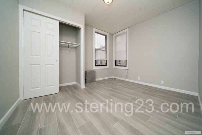 Foto del edificio - RENOVATED TWO BEDROOM BY THE E, M & R IN A...