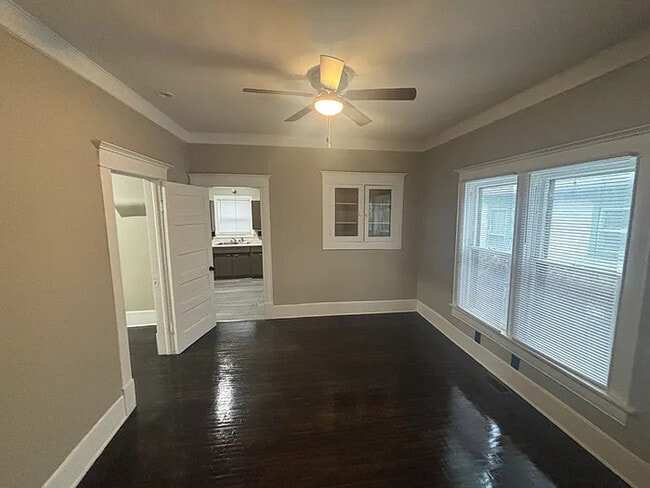 Building Photo - 2 bed 1 bath Home For Rent