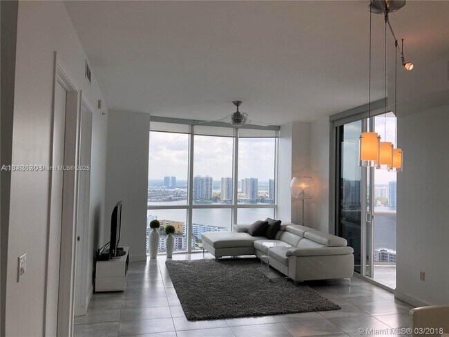 Foto del edificio - 18201 Collins Ave