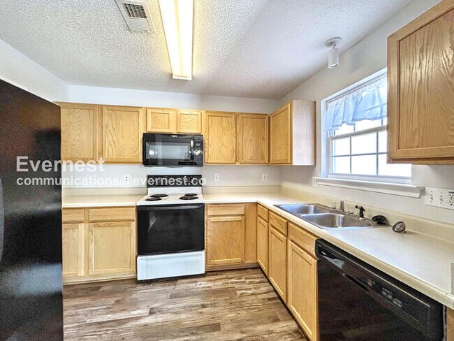 Foto del edificio - 204 Cottonwood Creek Cir