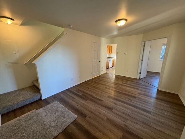 Building Photo - 2 Bedroom 1.5 Bathroom plus Office - Mount Vernon