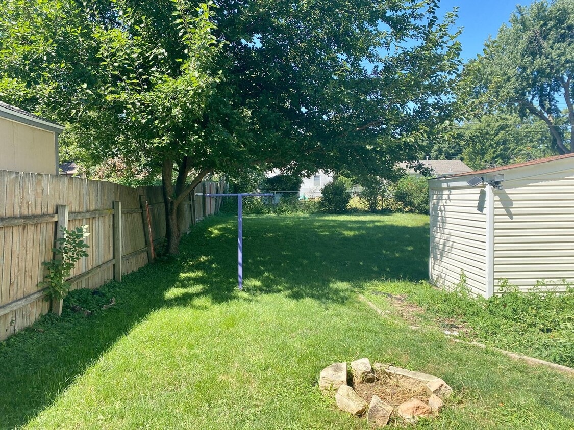 Building Photo - 2 Bedroom and 1 Bathroom House For Rent; A...