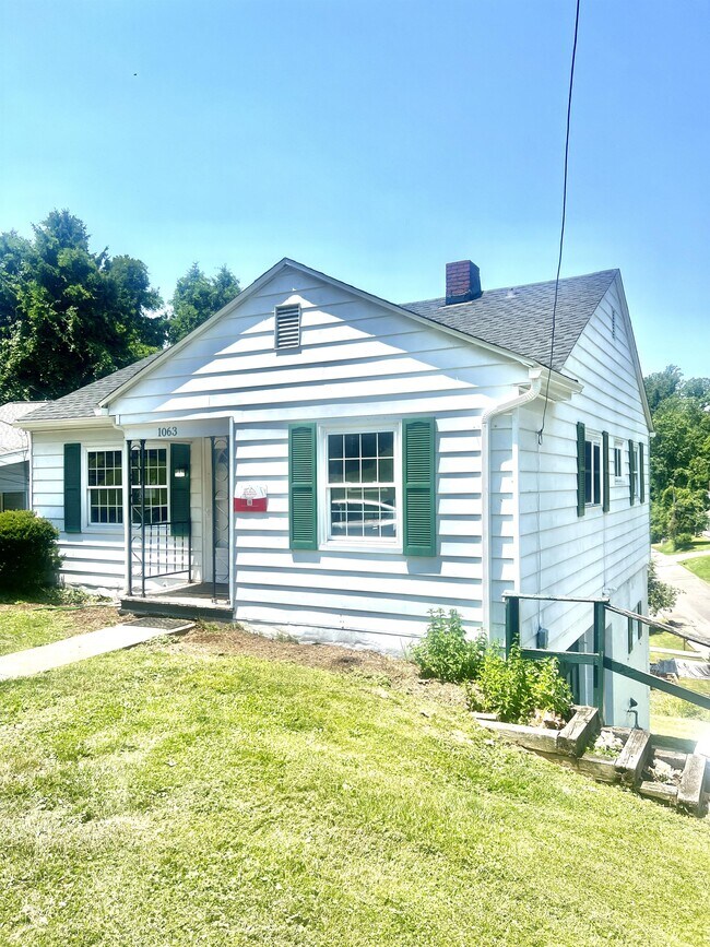 Foto del edificio - 1063 Charles Ave