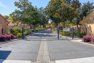 Building Photo - 1236 W Roseburg Ave