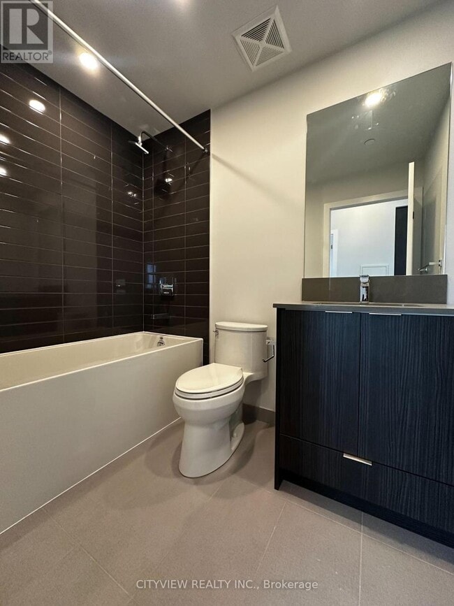 Photo du bâtiment - 430-4430 Square One Dr