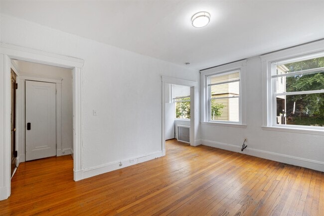 Building Photo - 167 Maple St