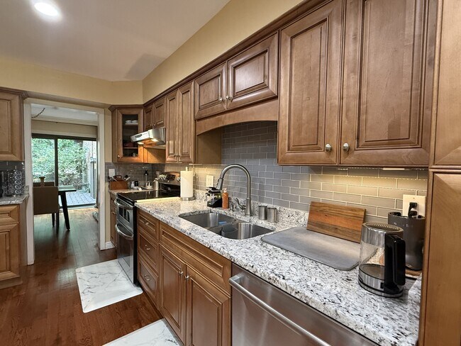 Building Photo - 772 Greenhills Dr