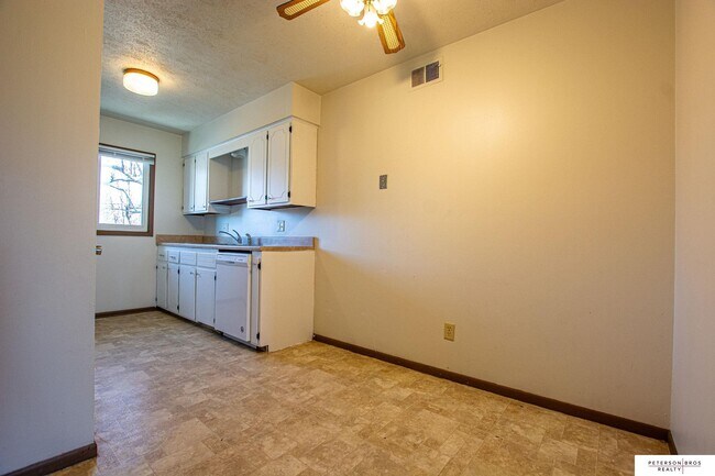 Foto del edificio - 8252 S 48th St