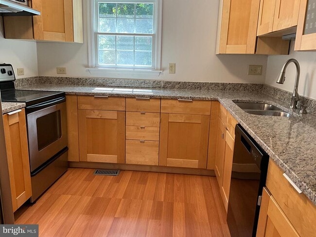 Building Photo - 6327 Joslyn Pl