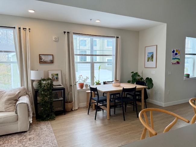 Building Photo - 2912 Mayflower Cir