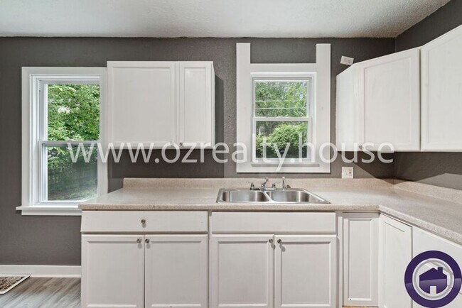 Building Photo - 2126 Marlow Rd