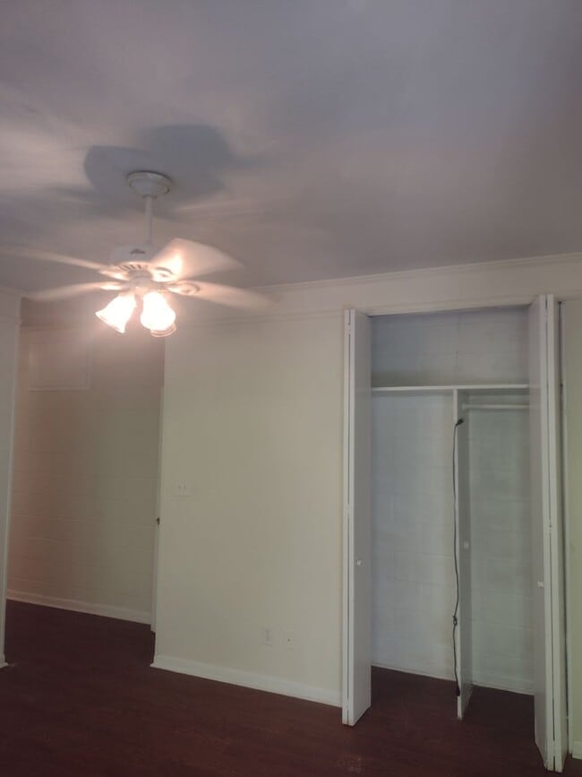 Building Photo - 1 Bedroom Studio close to UNC