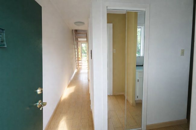 Building Photo - 624 Summit House