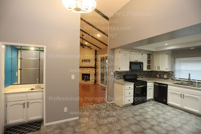 Foto del edificio - 9321 Chapman Ave