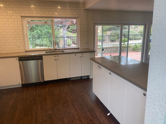 Building Photo - Mission Oaks