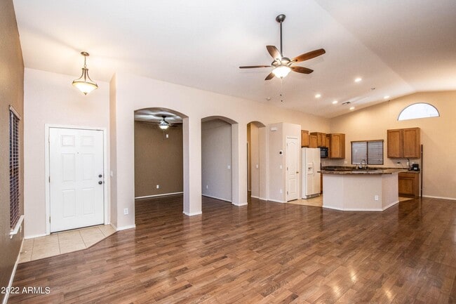 Building Photo - 44629 W Santa Fe St