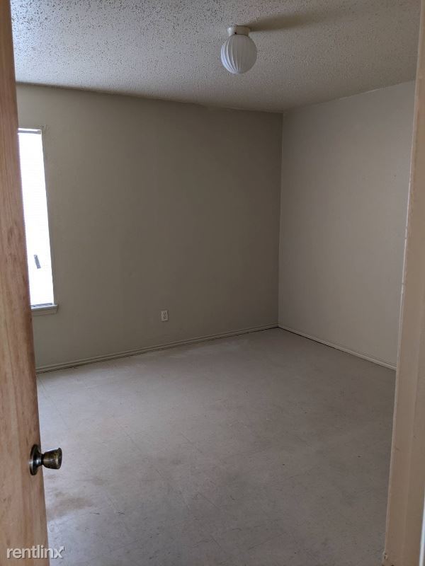 Building Photo - 3 br, 1.5 bath Apartment - 511  Reagan Rd