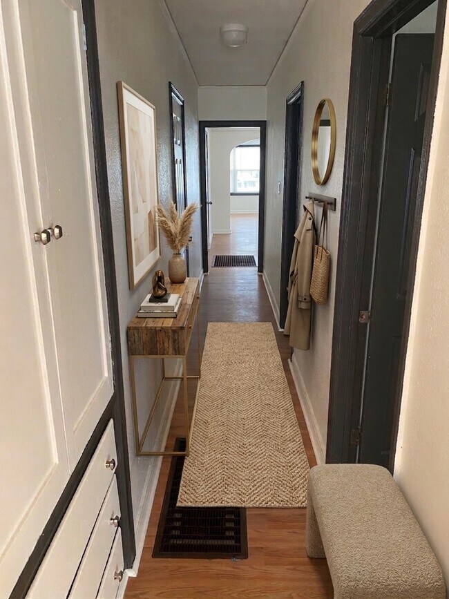 Pasillo - 2634 S Redondo Blvd