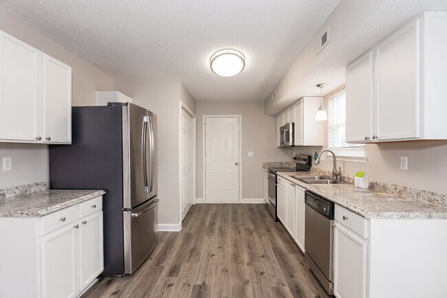 Building Photo - 916 Clover Gap Dr