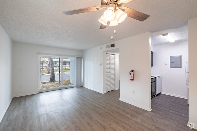 1BR, 1BA - 750SF - Living Room - Cutler Vista