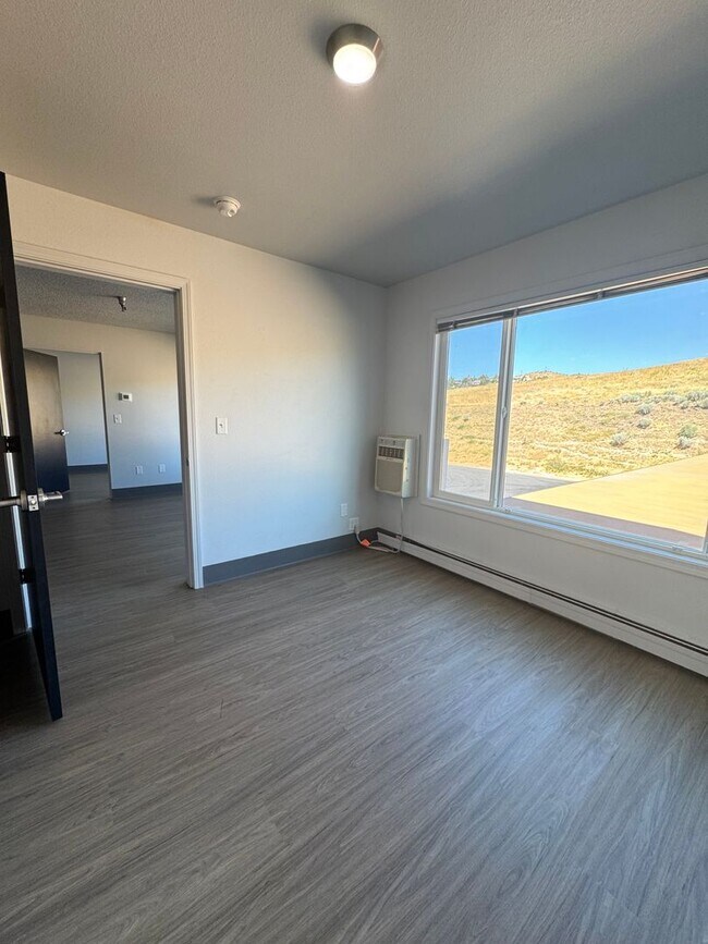 Foto del edificio - Ideal roommate setup: 2-bedroom, 2-bath unit.  Both bathrooms are ensuite  - ALL UITILITIES INCLU...