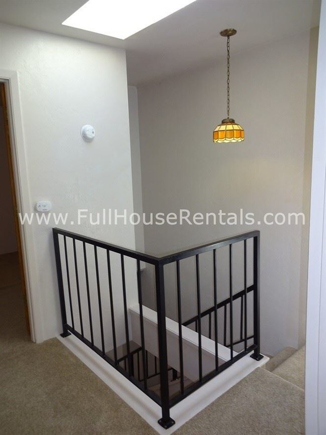 Building Photo - 825 Stephens Dr
