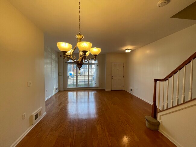 Building Photo - 275 Custer Ave