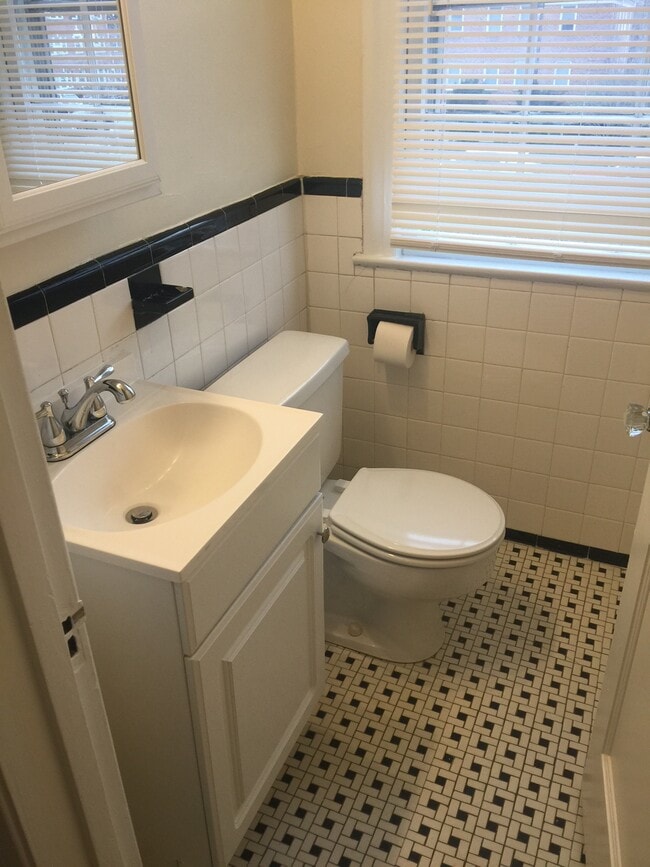 Photo - 715 S Washington St Apartment