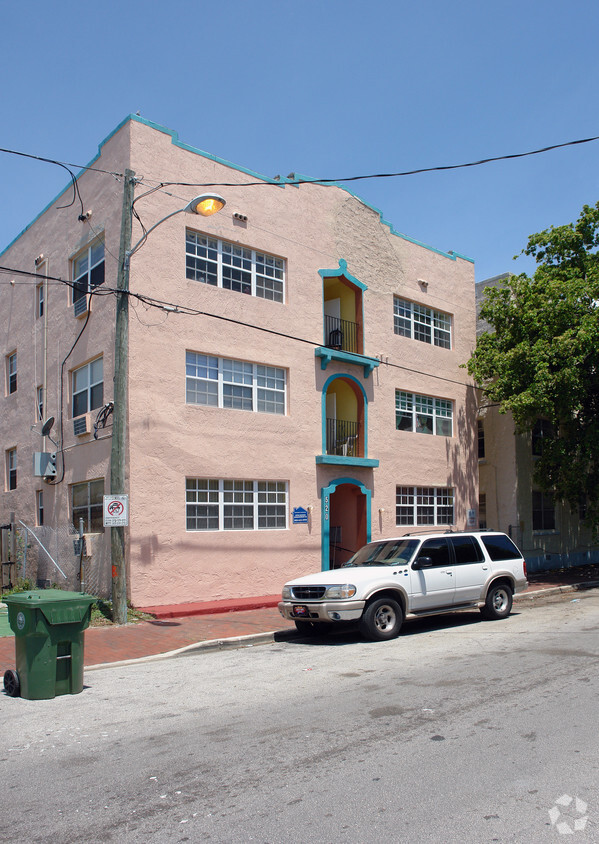 Building Photo - 520 SW 14th Ave
