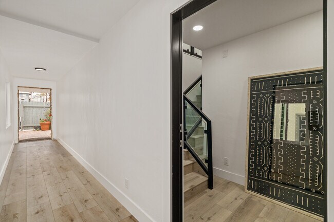 Private Entry - 2914 Pacific Ave