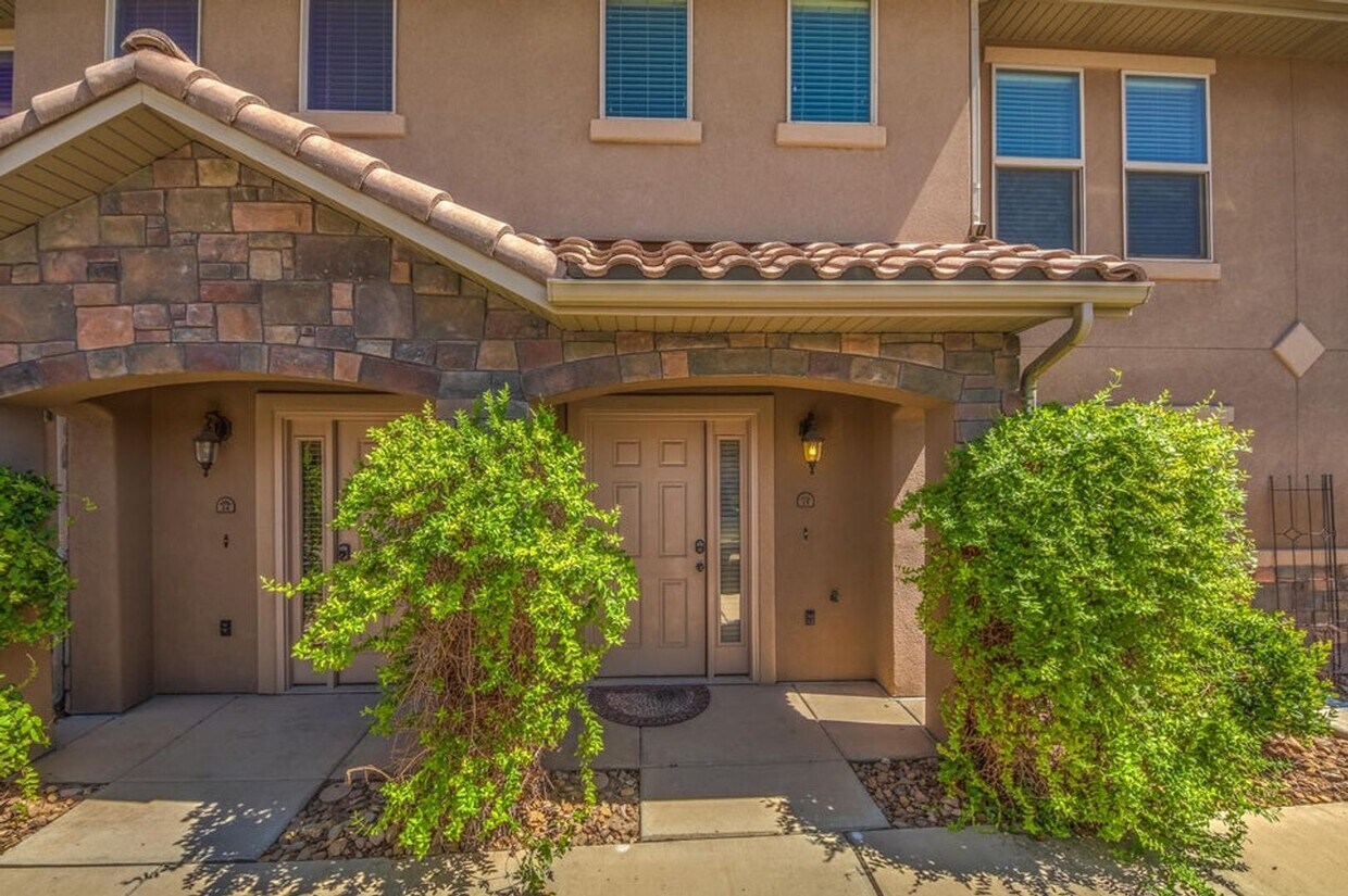 Primary Photo - Beautiful townhome near little valley