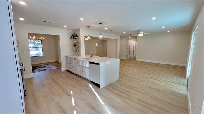 Foto del edificio - 513 Santa Clara Rd