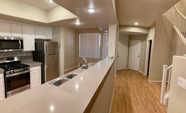 Foto del edificio - MOVE IN BONUS !! STUNNING BEAUTIFUL 3BD/2.5BA W/ DEN AREA CONDO/TOWNHOME LOCATED IN SUMMERLIN
