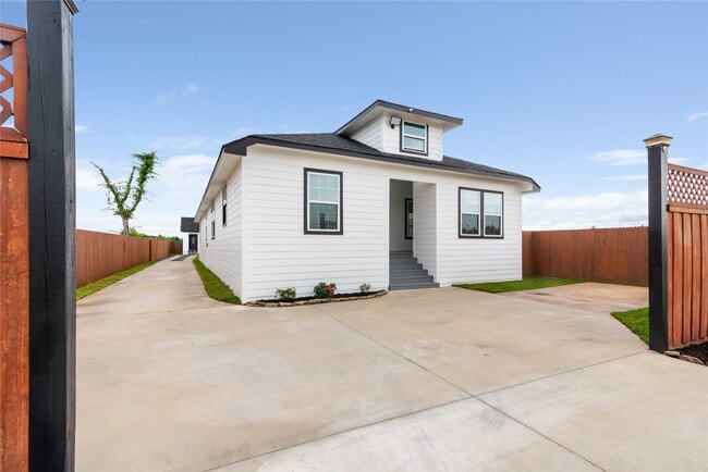 Building Photo - 1244 Rd 5705