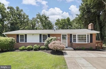 Building Photo - 6224 Thornwood Dr