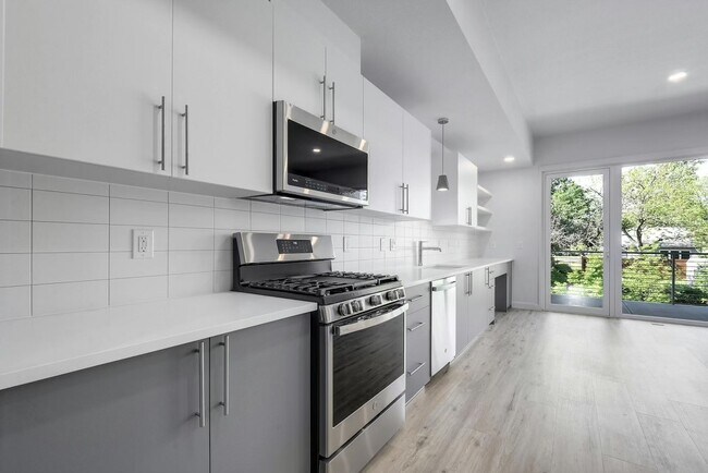 Foto del edificio - 4004 Banister Ln