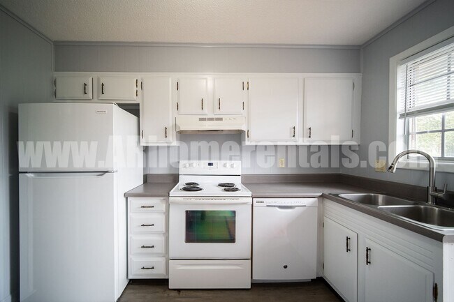 Foto del edificio - 8209 Woodview Dr E
