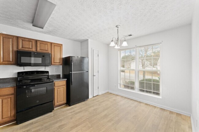 Foto del edificio - Updated townhome in Decatur!!
