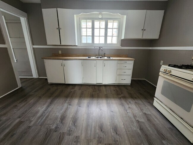 Building Photo - Three bedroom Single Family Home!