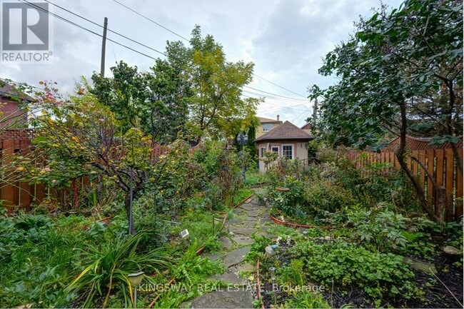 Photo du bâtiment - 213 Royal York Rd