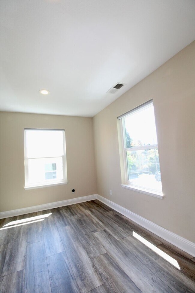 Foto del edificio - Two story unit w/ spiral staircase blocks ...