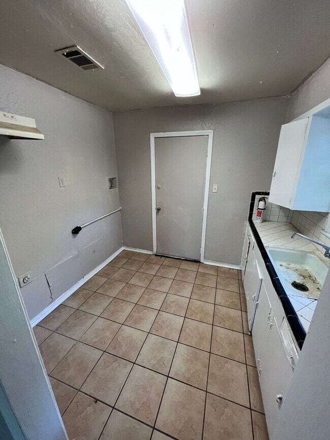 Building Photo - Coming Soon! 2bed/1bath on corner lot!