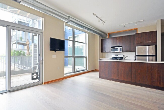 Foto del edificio - Modern 2-Bedroom Apartment with Private Patio in the Heart of Uptown
