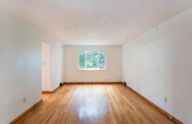 Building Photo - Classic Brick 2 Story Traditional Home in the heart of Swissvale.  Available Immediately.