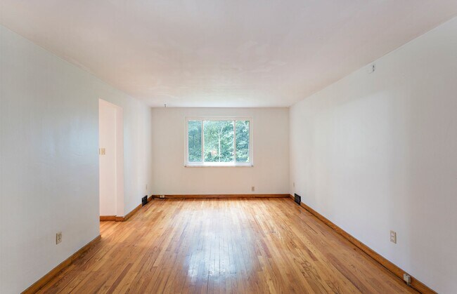 Foto del edificio - Classic Brick 2 Story Traditional Home in the heart of Swissvale.  Available Immediately.