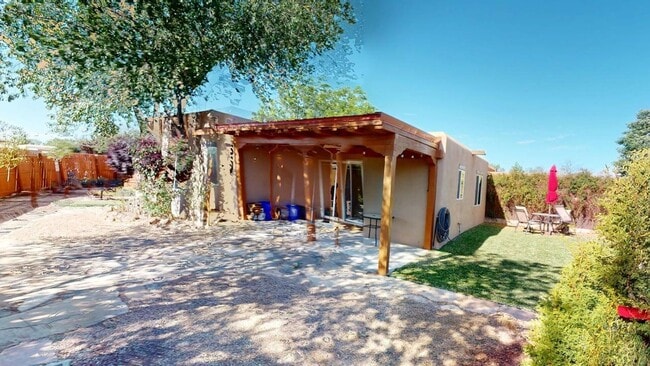 Building Photo - Sweet 3 bedroom